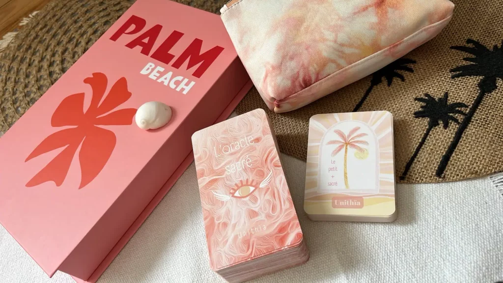 Boutique ésotérique Univers Concept avec oracles, tarots et outils énergétiques, mise en scène spirituelle accueillante.